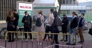 Chętni ustawiają się w kolejkach pod punktami szczepień po niewykorzystane szczepionki.