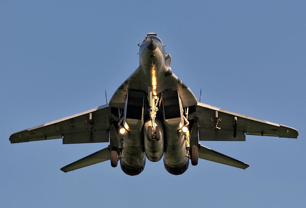 Startujący MiG-29SMT widoczny jest pękaty zbiornik paliwa umieszczony między gondolami silników 