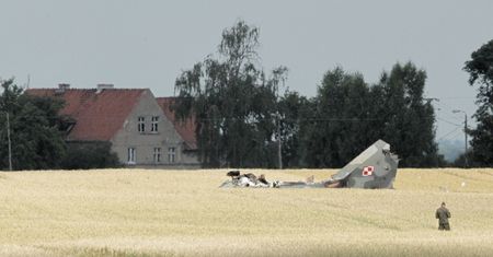 Pasłęk: MiG-29 rozbił się w polu. Mieszkańców obudził wybuch