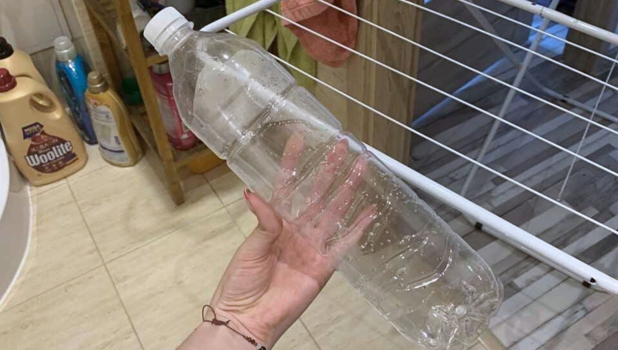 Trik z butelką sprawi, że pranie będzie schnąć szybciej, fot. genialne.pl