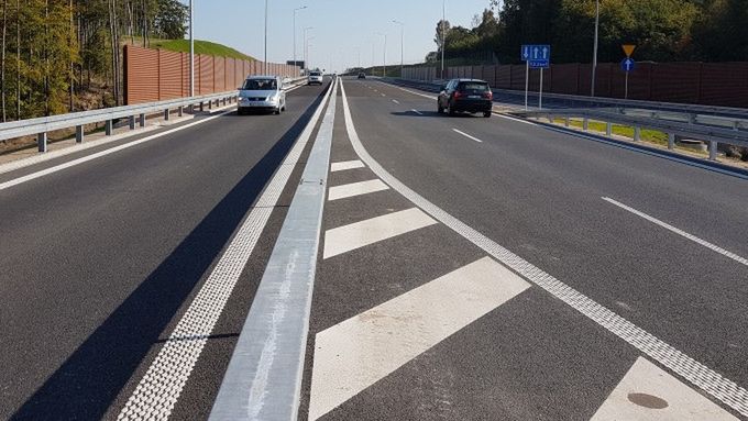 Wyprzedzenie kilku jadącym za sobą tirów na drodze 2+1 nie jest problemem 
