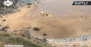 Jednotonowy byk ewakuowany helikopterem z hiszpańskiej plaży. Wcześniej spadł z wysokiego klifu
