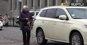 W Berlinie taksówki dowożą seniorów do punktów szczepień przeciwko COVID-19.