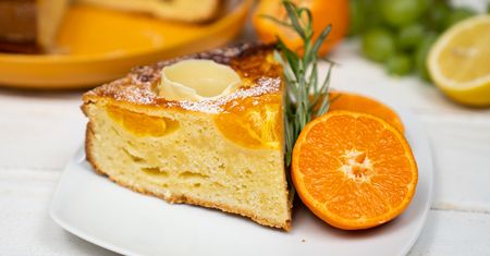 Wilgotne ciasto cytrynowe z likierem i białą czekoladą