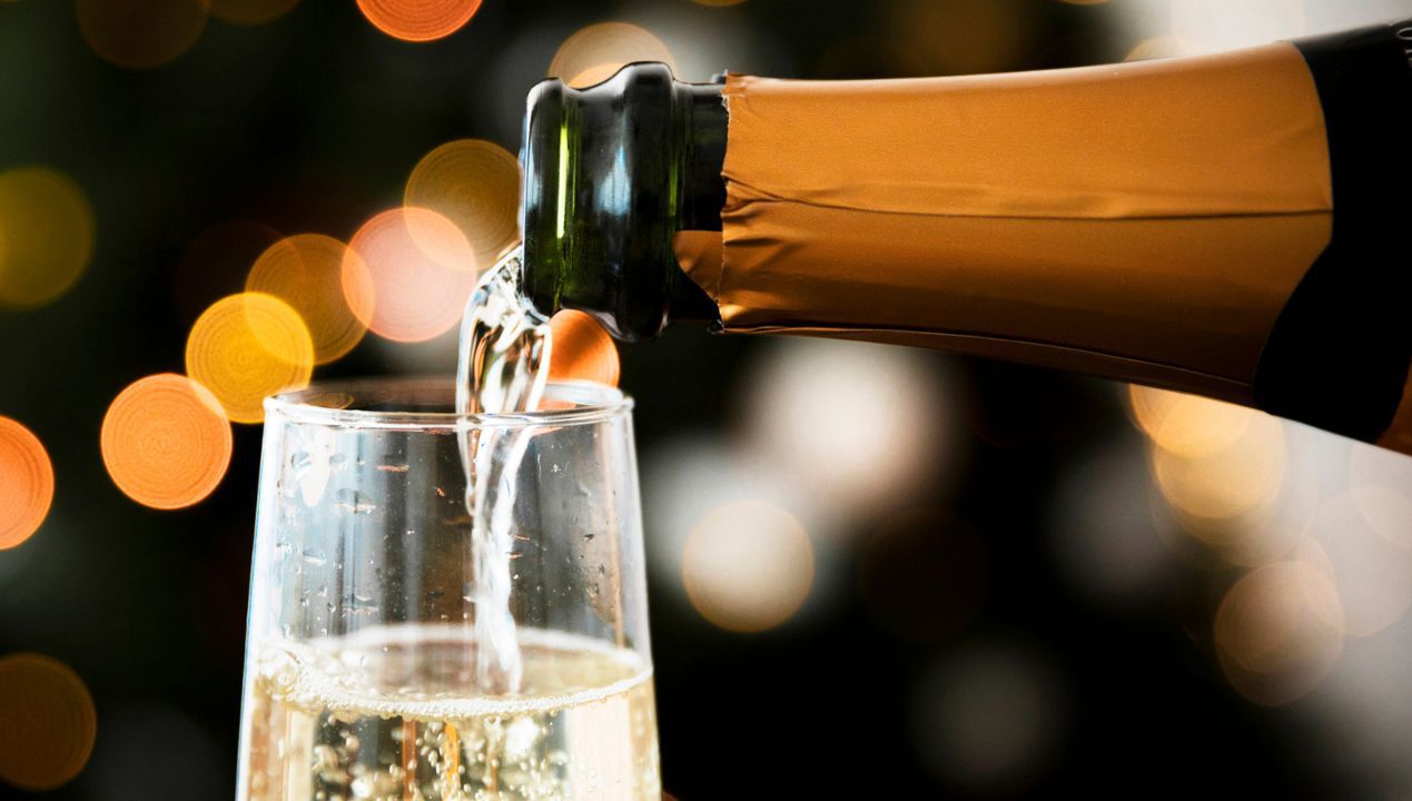 Zastosuj jeden trik, a szampan zachowa swoje bąbelki dłużej niż do białego rana