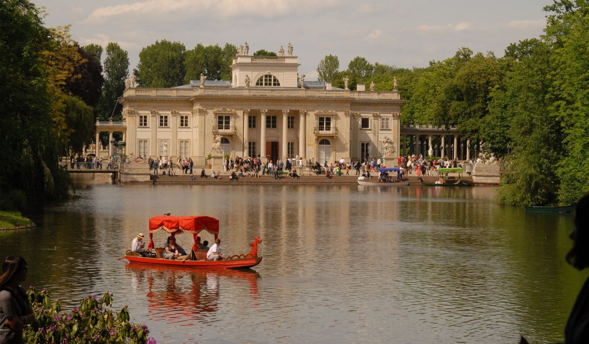 Łazienki Królewskie idealnie sprawdzą się na piknik w Warszawie - Pyszności; foto: Canva