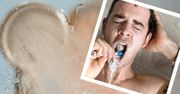 Jeśli też myjesz zęby pod prysznicem, lepiej z tym skończ! Dentysta ostrzega