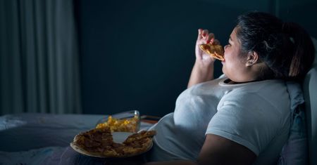 Tych produktów nie jedz na kolację. Prosta droga do nadwagi i problemów ze snem