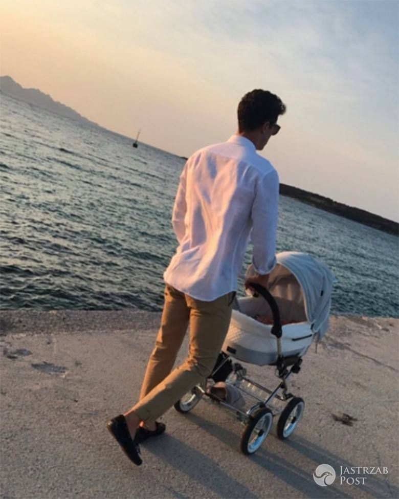 Robert Lewandowski na spacerze z małą Klarą