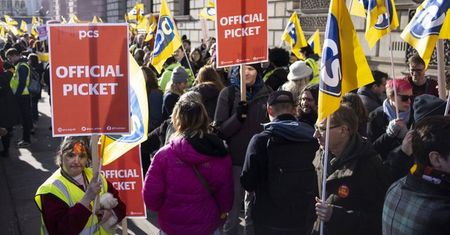 Poważne zakłócenia w Wielkiej Brytanii, jak lekarze, urzędnicy, pracownicy metra i nauczyciele przeciwstawiają się niskim płacom i brakowi warunków pracy.