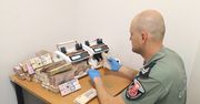 Para przewoziła nielegalnie ponad 149 tys. euro, ale została wykryta przez psy dualne na warszawskim lotnisku