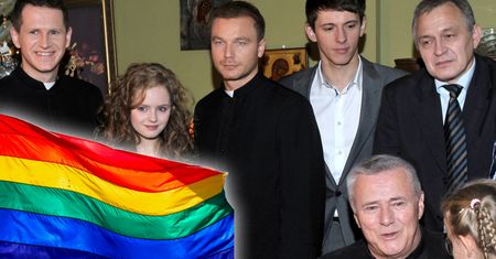 Wziął ślub, został ojcem, a potem oznajmił, że jest gejem. Jak dziś wygląda gwiazdor "Plebanii"? Po latach znów jest o nim głośno