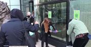 Aktywistki Extinction Rebelion zniszczyły witrynę banku. Dzień Ziemi w Londynie.