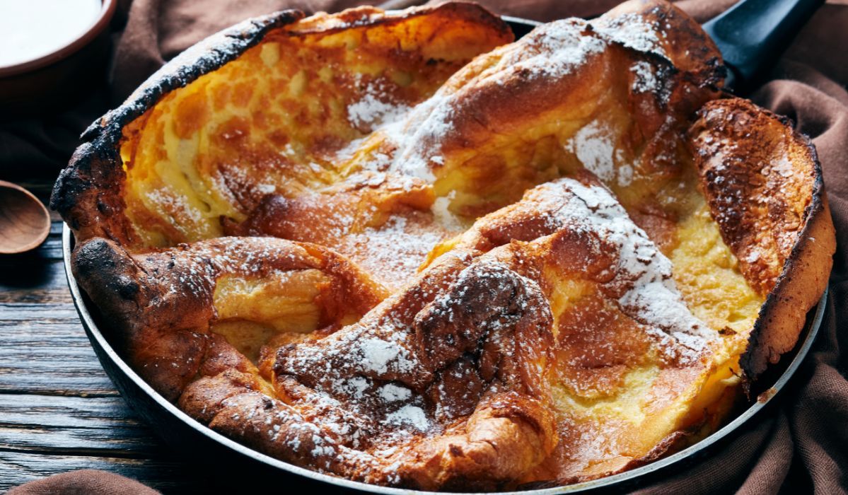 Puszysty pieczony naleśnik - dutch baby - Pyszności; Fot. Adobe Stock