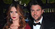 Karolina Malinowska z torebką w kształcie ust i Olivier Janiak ze skórzaną muchą na balu TVN 2015