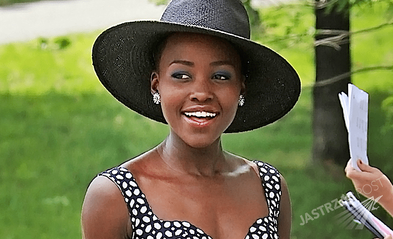 Lupita Nyong'o na okładce "Vogue'a"! Dzięki Oscarowi wciąż jest topową gwiazdą