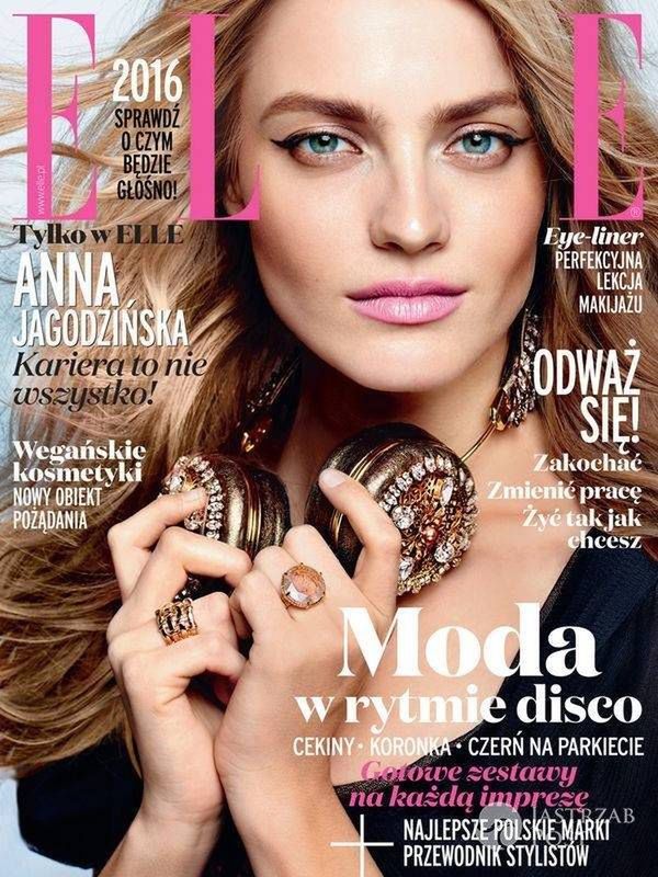 Sukienka i słuchawki: Dolce&Gabbana. Anna Jagodzińska na okładce Elle, styczeń 2016 (fot. Zuza Krajewska)