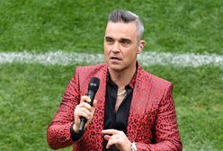 Robbie Williams zaśpiewał podczas ceremonii otwarcia Mistrzostw Świata 2018. Pokazał środkowy palec do kamery