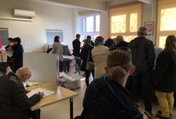 Wybory samorządowe 2018. Mobilizacja wyborców, tworzą się długie kolejki, aby oddać głos