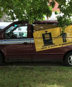 Ksiądz nie potrzebował mercedesa, aby się nim wozić. Jedzie i kasuje grzechy w całej Polsce