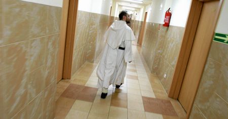 Kolęda 2018. Ks. Marek zapomniał o bloku, a jeszcze mówi, że to wina parafian