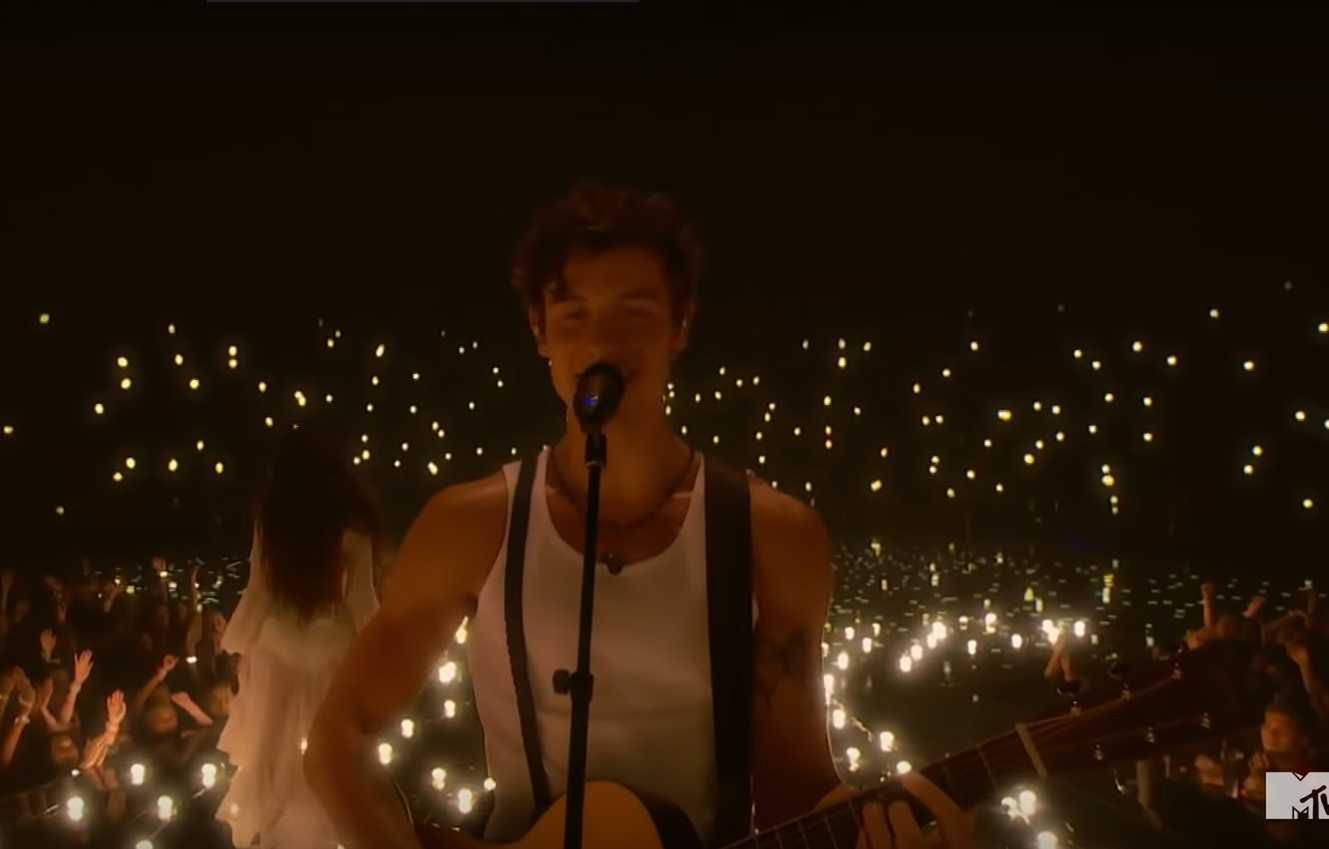 Shawn Mendes i Camila Cabello na scenie - MTV VMA 2019