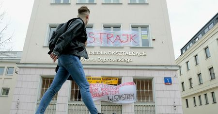 Kiedy koniec strajku nauczycieli? Pierwsze szkoły odpuszczają protest