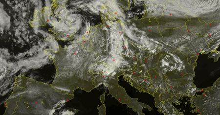 Brytyjski cyklon zamiata ogonem chmur po Europie. Zepsuje pogodę w Polsce