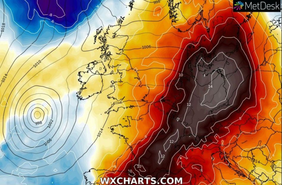 Fala ekstremalnych upałów dotrze do Polski za tydzień. Mapa pokazuje anomalię temperatur, +14 stopni powyżej średniej wieloletniej.