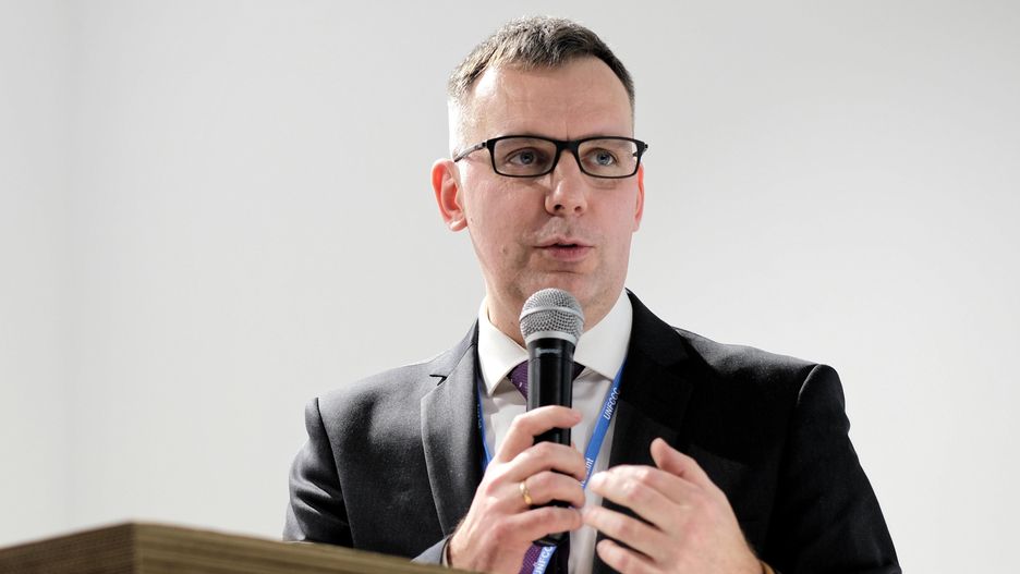 Wiceprezes Lotosu Patryk Demski, mimo trwającej kampanii wyborczej, nadal pojawia się w pracy