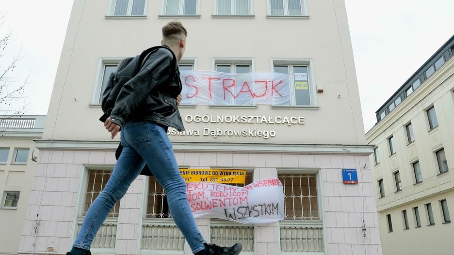 Strajk nauczycieli trwa, jednak pierwsze placówki odłączają się od protestu.