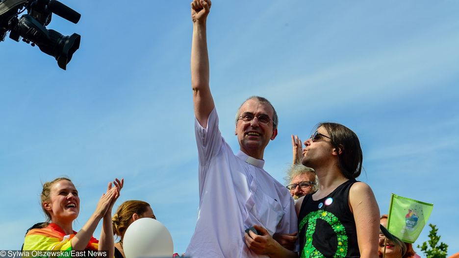 Ks. Szymon Niemiec podczas Parady Równości w Warszawie