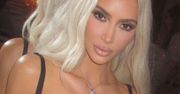 OMG! Kim Kardashian na Halloween zmieniła się w karykaturę samej siebie! Taki strój wymagał poświęcenia. Co oni zrobili z jej skórą?!