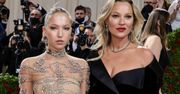 Córka Kate Moss z pompą insulinową na czerwonym dywanie. Pod prześwitującą sukienką skrywała sprzęt, który ratuje jej życie