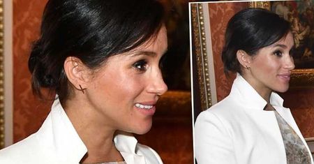 Ciężarna Meghan Markle z ogromnym brzuszkiem w złotej kreacji. Przepych to mało powiedziane!