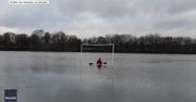 Mężczyzna pływał kajakiem po zalanym boisku piłkarskim w Manchesterze