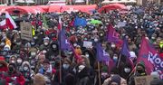 “Jesteśmy w momencie przełomowym”. Protest na krakowskim rynku po przyjęciu lex TVN