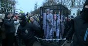 “Trybunał dla zbrodniarzy wojennych”. Protest przed ambasadą Rosji
