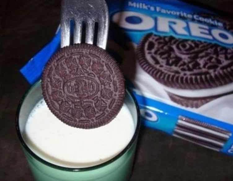 Użyj widelca, aby zamoczyć Oreo w mleku. Unikniesz w ten sposób zamoczenia palców.
