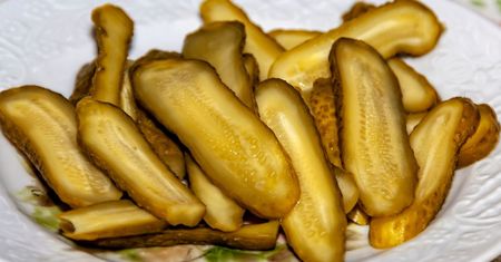 Ogórki w miodzie - przepis. Pyszne pikle z sezonowych warzyw