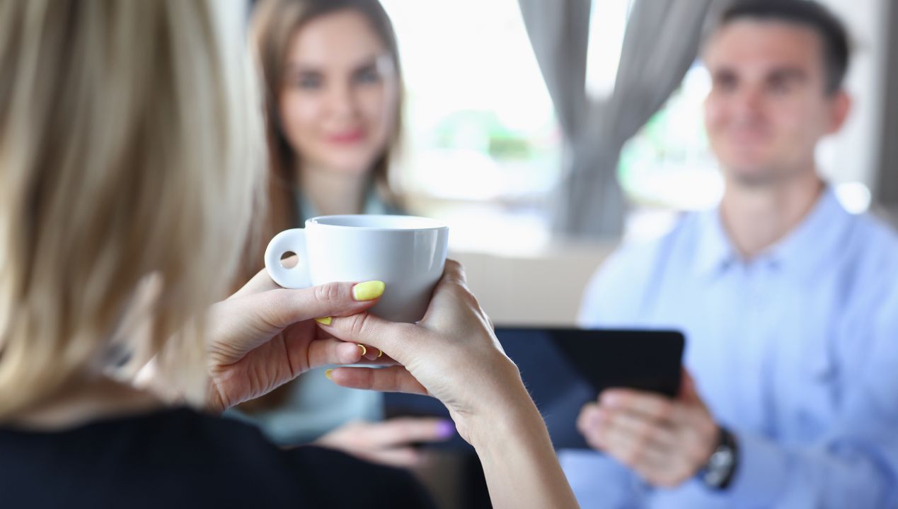 Test filiżanki kawy na rozmowie o pracę, fot. Freepik
