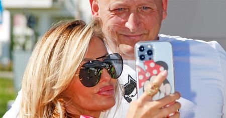 Jacek Wójcik z "Królowych życia" w teledysku z plejadą boskich ślicznotek. Robi się gorrrąco na sam widok!