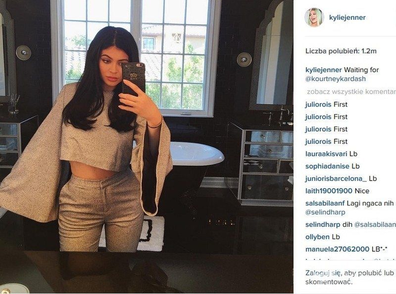 Kylie Jenner z królewskim etui (fot. Instagram)