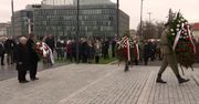 Obchody 13. rocznicy katastrofy smoleńskiej. Prezes PiS złożył wieńce na Placu Piłsudskiego w Warszawie