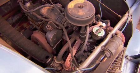 Znaleźli zniszczonego Citroena 2 CV. Po restauracji wzięli za niego majątek