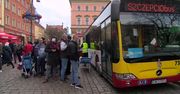 10 tys. osób zaszczepionych we wrocławskim SZCZEPCIObusie. Pojazd dyżuruje obok Jarmarku Bożonarodzeniowego