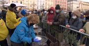 Charytatywna wigilia dla ubogich i samotnych w Krakowie. Oprócz posiłku można było otrzymać pomoc medyczną