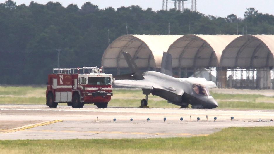 Podczas lądowania F-35 "upadł na nos"