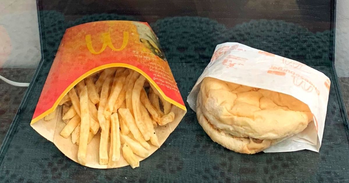 Ostatni burger na Islandii z McDonald`s ma już 13 lat i prawie w ogóle się nie postarzał