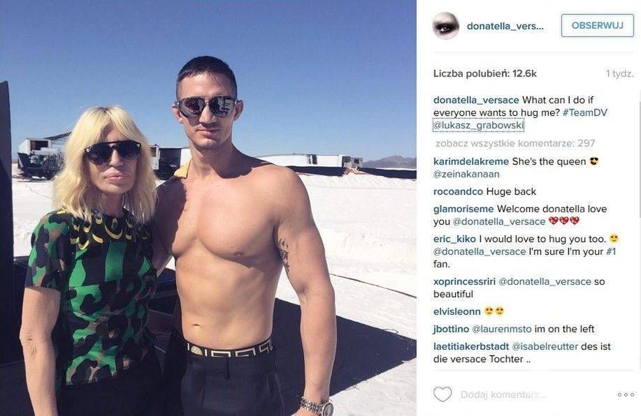 Łukasz Grabowski w kampanii Versace SS 2016. Na zdj. z Donatellą Versace (fot. Instagram)